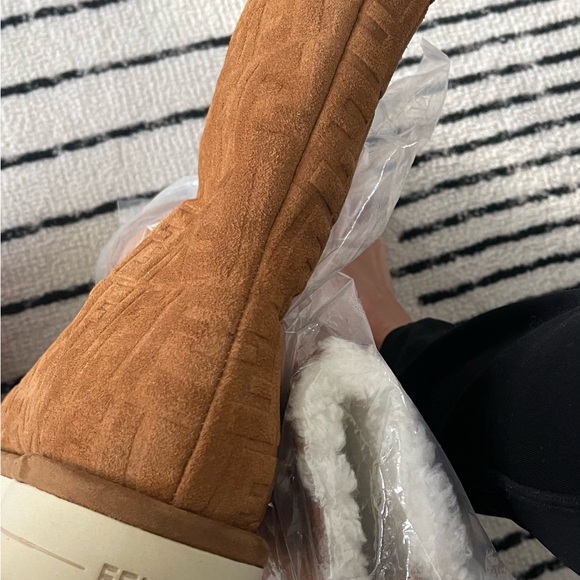 SOLD!! Fendi Women's Camel Shearling Winter Boots - Picture 4 of 6